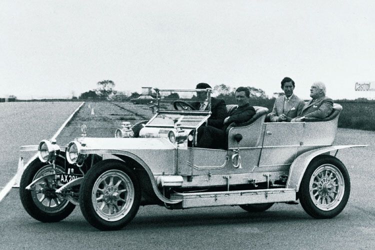 Zur Grundlage für den Mythos der Automobile von Rolls und Royce wird ein Fahrzeug, das zwei Jahre später nie gekannten Glanz in die Show-Rooms bringt: Das Modell mit der Bezeichnung 40/50 HP hat einen Sechszylinder-Motor und rollt komplett in Silber vor das Publikum. Dieser „Silver Ghost“ gab schließlich der Baureihe seinen Namen. (Foto: Rolls Royce)