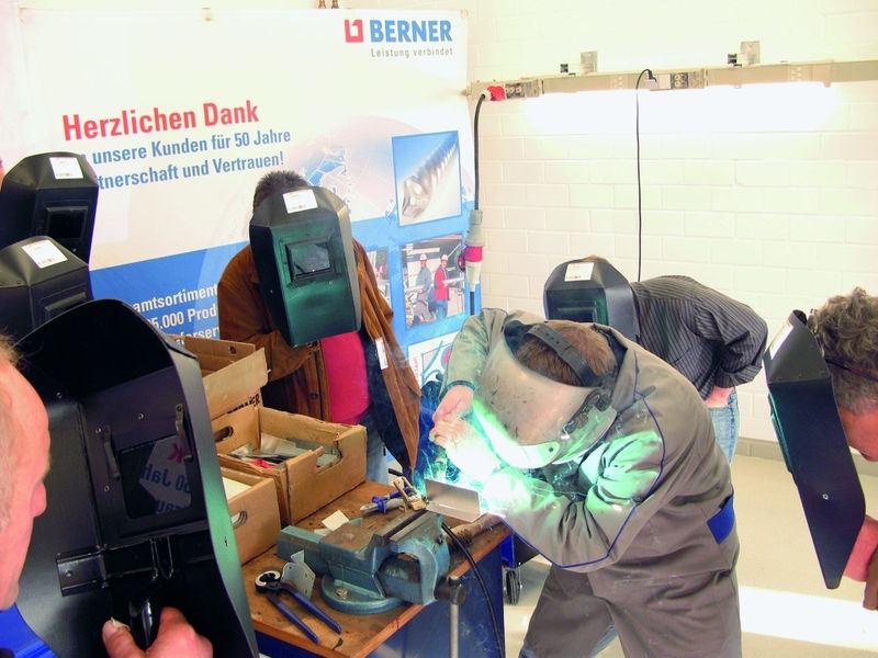 Wie gut funktioniert das Aluschweißgerät wirklich? Workshop-Teilnehmer probieren es selbst aus. (Foto: Dominsky)