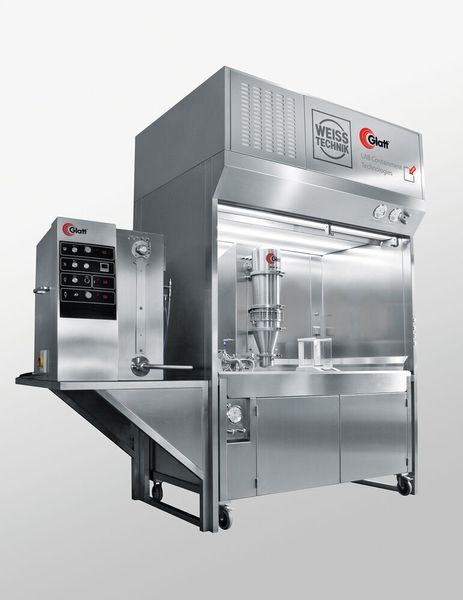 Die verschiedenen Ausbaustufen des Lab-Containment-Systems (v.l.n.r): Die erste Option ermöglicht das Arbeiten mit einem Reinluftschleier bis zu einem OEL >10 μg/m³. Die zweite Option, als OCS Plus bekannt, ist ein Open-­Containment-System, mit einem Reinluftschleier und einer Schiebeglasscheibe. Die dritte Option, ein CCS (Closed Containment System), ist mit einer geschlossenen Frontscheibe ausgestattet und erlaubt den Betrieb bei OEL-Levels unterhalb von 1 μg/m³. (Glatt)