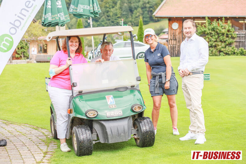 Golfstüberl-Wirt Andi Hochreiter in der Mitte mit den ITB-Ladies Lilli Kos (li.), Stephanie Steen (re.) und aja Manager Ralf Meister. (Stephan Dietl)