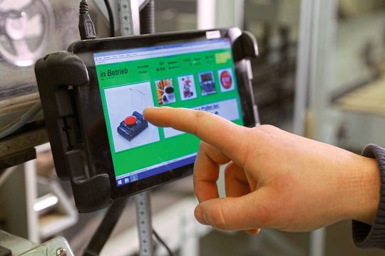 Retrofitting dient nicht nur zur Modernisierung veralteter Technik. Auch die Maschinenbedienung lässt sich damit vereinfachen.(Bild:  Mölle)