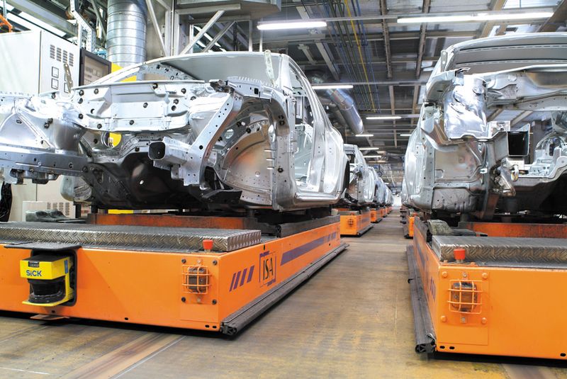 Audi A4-Karosse auf dem Weg zum Türeneinbau: Das ISA-FTS im Rohbau des Audi-Werks in Ingolstadt umfasst 120 Fahrzeuge. Bild: ISA (Archiv: Vogel Business Media)