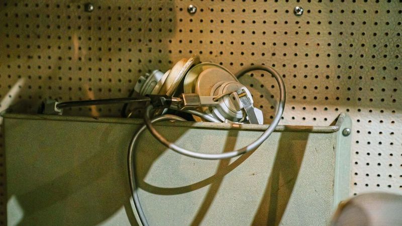 Wie im Flugzeug: Eine Gegensprechanlage stellt die Kommunikation zwischen dem Ingenieur hinten und dem Fahrer im eigenen bzw. im vorausfahrenden Wagen her. (Mercedes-Benz AG)