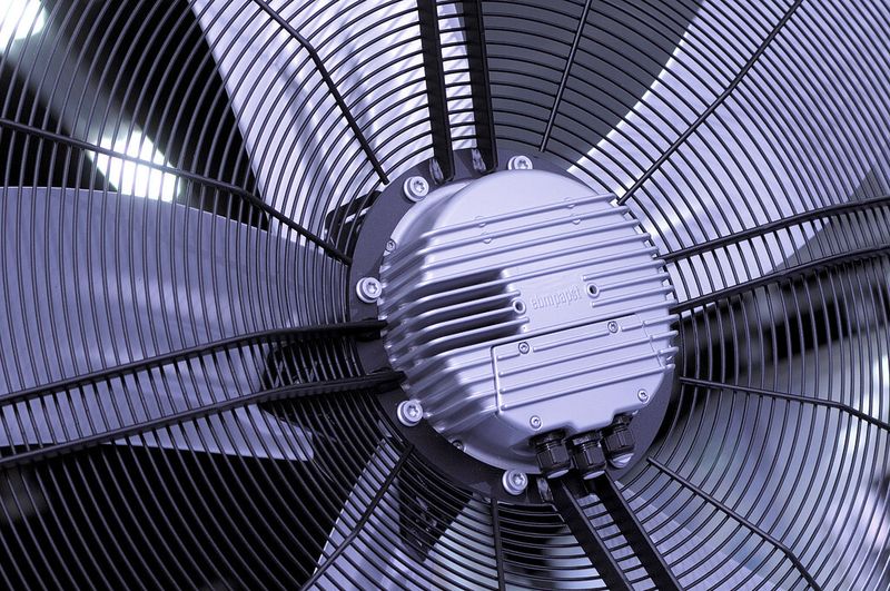 In der Praxis haben sich unter anderem Ventilatoren als potenzialreich in Sachen Energieeffizienz erwiesen. (Bild: ebm-papst)