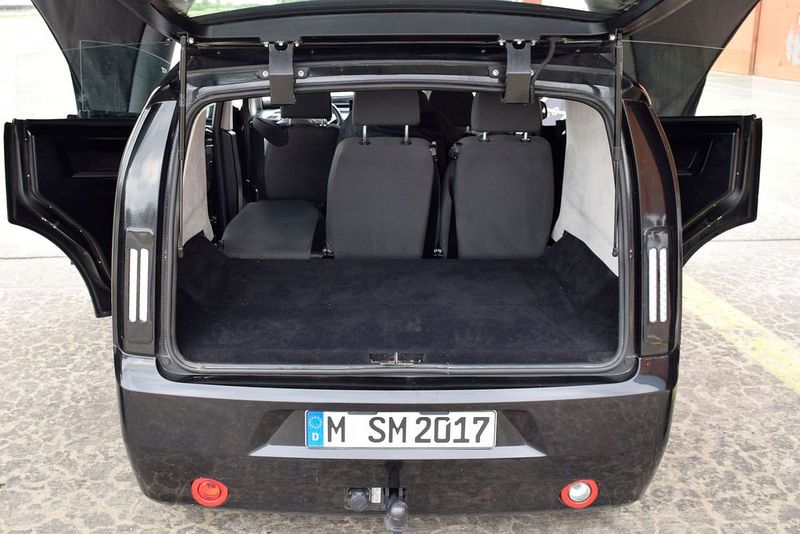 Mit seinem großen Kofferraum, fünf Sitzen und 255 Kilometern Reichweite eignet sich der Sion durchaus als Erstwagen.  (Bild: Jan Rosenow)