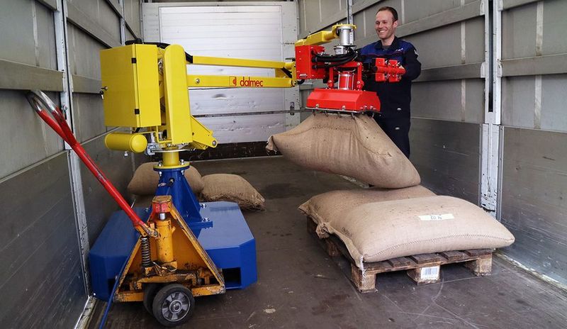 Die Dalmec GmbH zeigt auf der Automatica pneumatische Handhabungs-Manipulatoren, die flexibel einsetzbar sind und durch den modularen Aufbau bei Konstruktion und funktioneller Ausstattung auf die individuellen Anforderungen im jeweiligen Einsatzgebiet angepasst werden können. Zudem ermöglicht die verfahrbare Grundplatte mit Hubwagen den Einsatz an mehreren Arbeitsplätzen, ohne dass Stahlbauten an der Decke oder in der Produktionshalle erforderlich werden. In Halle A5, Stand 316. (Dalmec GmbH )