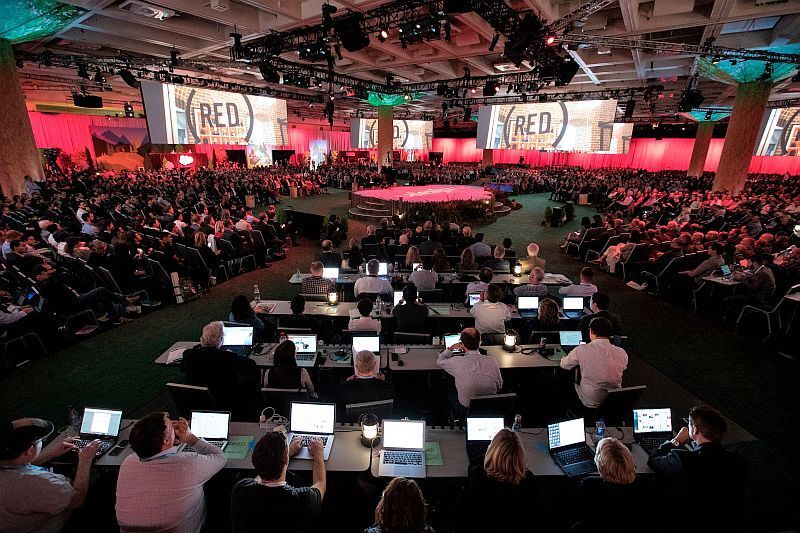 Die Journalisten, Blogger und Analysten schreiben fleißig mit, als Marc Benioff die AIDS-Hilfe-Initiative RED vorstellt. (© 2016 by Jakub Mosur Photography / Salesforce)