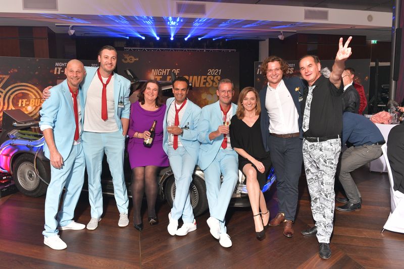 Das FUJITSU Team, das IT-BUSINESS Team und Dejan Kos, Netz16, wissen, wie man am Besten feiert. (Hannes Magerstaedt)