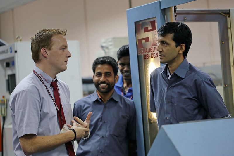 Im Gespräch am Institut für Medizintechnik: links Schaublin Verkaufsleiter Douglas Spieser mit Institutsmitarbeitern. (Anne Richter, SMM)