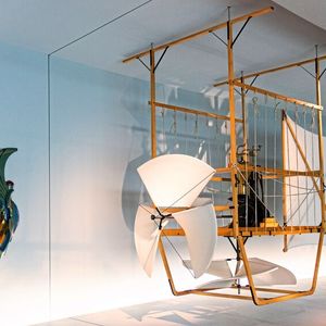 Ein Rekonstruktion der Gondel samt „Standuhr“ des Wölfertschen Luftschiffs ist im Mercedes-Benz-Museum ausgestellt. Vor 135 Jahren gelingt mit diesem am 10. August 1888 die erste von einem Verbrennungsmotor angetriebene Luftfahrt der Welt.(Bild:  Mercedes-Benz)