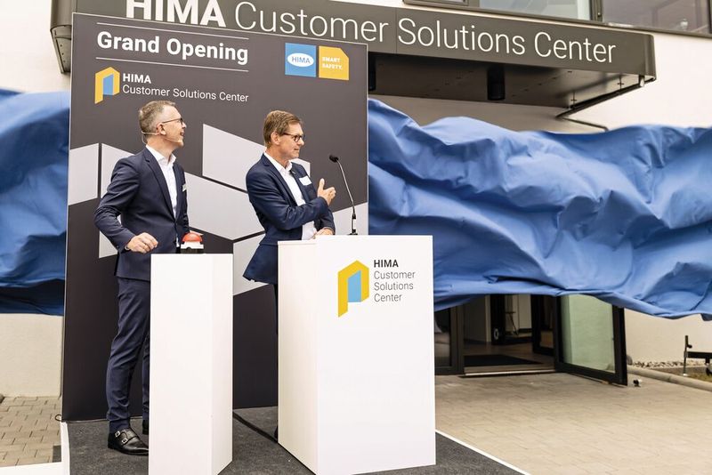 Der Vorhang fällt: Geschäftsführer Jörg de la Motte (rechts) und Geschäftsführender Gesellschafter Steffen Philipp bei der Eröffnung des HIMA Customer Solution Centers Der Vorhang fällt: Geschäftsführer Jörg de la Motte (rechts) und Geschäftsführender Gesellschafter Steffen Philipp bei der Eröffnung des HIMA Customer Solution Centers