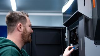 Dort, wo klassische Werkzeugfertigung wirtschaftlich an ihre Grenzen stößt, beginnt häufig der Mehrwert des industriellen 3D-Drucks. (Bild: Daimler Trucks & Buses)