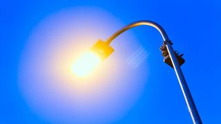 Die Schnittstellen an der Unterseite der Leuchtengehäuse wurden mit PIR-Multisensoren speziell für die Straßenbeleuchtung bestückt. Mit zwei PIR-Elementen und asymmetrischen Linsenerfassen sie zwei getrennte Bereiche, wie auf der Teststrecke im DOLL Living Lab.  (Bild: www.jeppecarlsen.com)