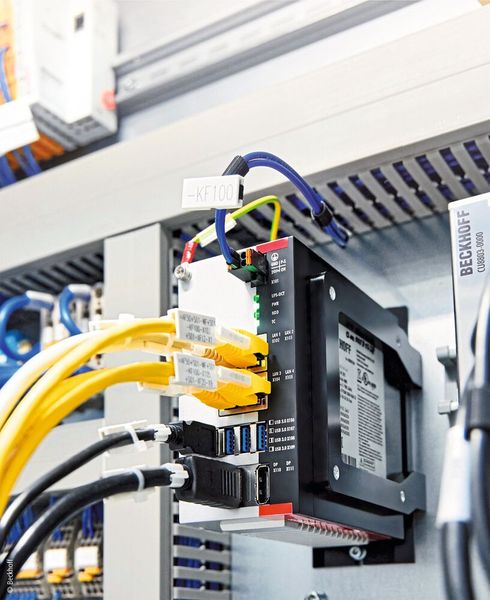 Ein Kompakt-Industrie-PC C6030 bietet ausreichend Rechenleistung, um alle Prozessabläufe zentral zu steuern. (Bild: Beckhoff)