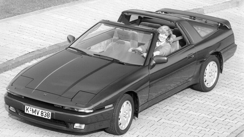 Mit dem T-Roof, wie es amerikanische Sonnenanbeter liebten, konnte sich Toyota im Fall des Supra A70 nicht durchsetzen.Von dem Typ wurde zudem 1988 ein auf 500 Stück limitiertes Homologationsmodell mit der Bezeichnung 