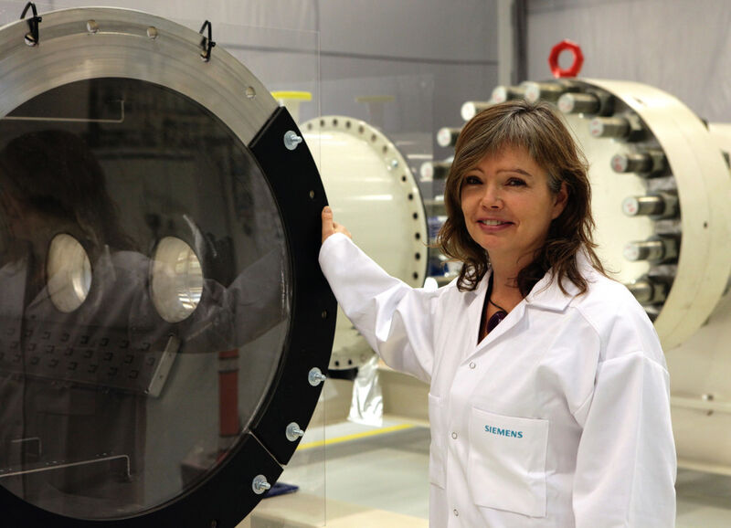Siemens-Wissenschaftlerin Astrid Petterteig präsentiert den Prototypen einer Schaltanlage für den Einsatz am Meeresgrund. (Siemens)