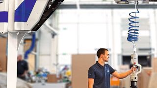 Der Seilbalancer SRBC verbessert als teilautomatisiertes Handhabungssystem nicht nur die Ergonomie am Arbeitsplatz, sondern sorgt auch gesamtheitlich für einen sicheren Ablauf in der Prozesskette.  (J.Schmalz)