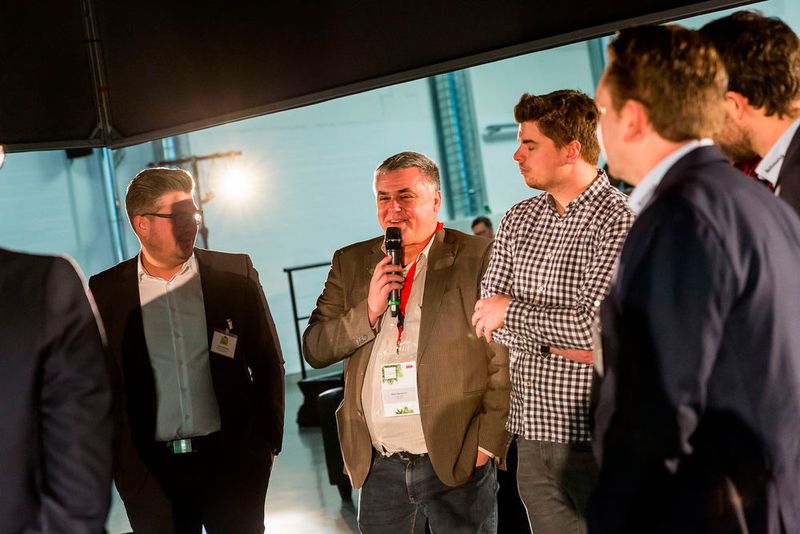Klaus Baumann (Mitte), Geschäftsführer des Autohauses Ascari, war beeindruckt, wie schnell und flexibel Start-ups Ideen umsetzen. (Stefan Bausewein)