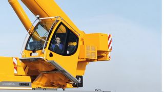 Die Herstellung großvolumiger Formteile, zum Beispiel der Kabinentür eines Mobilkrans, wird durch thermisches Spritzen effizienter. (Bild: Liebherr)