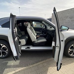 2. Die Türen: Seine größte optische Besonderheit zeigt der MX 30 bei geöffneten Türen. Die gegenläufig öffnenden Portaltüren sehen cool aus. Nur ganz praktisch sind sie nicht, ...(Bild:  Kuhn – VCG)