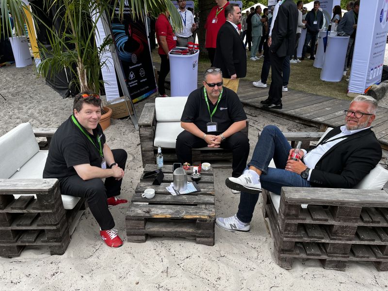 Dirk Albrecht und Marcel Weber, WatchGuard, und Thorsten Wolf-May, netyard AG, (v. l.) haben sich die beste Sitzecke gesichert. (IT-BUSINESS)