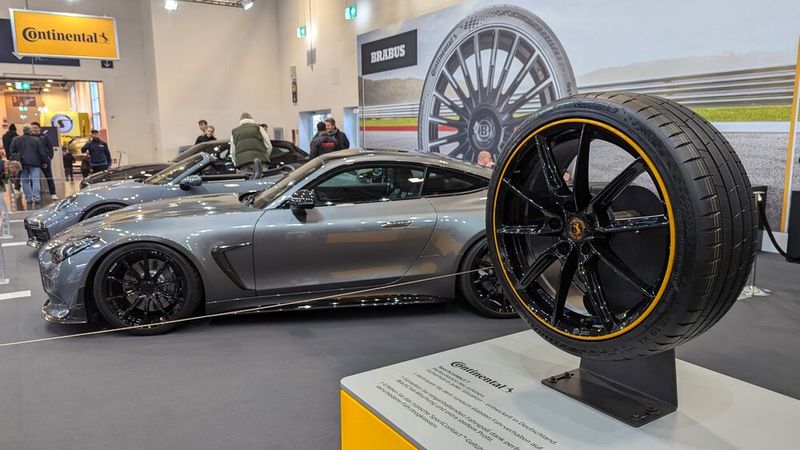 Auf einem Gemeinschaftsstand mit Edeltuner AC Schnitzer und Brabus präsentiert Continental den Ultra-High-Performance-Reifen Sportcontact 7. (Bild: Rosenow – VCG)