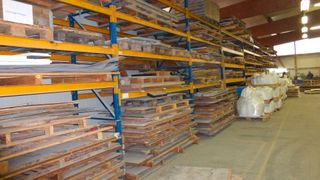 In den Lagern vieler Unternehmen wird es leerer. (Bild: Finus)