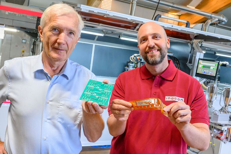Von links: Plasma Innovations-Geschäftsführer Fritz Pesendorfer mit einer Leiterplatte mit Alu-Leiterbahnen, INOCON-Forschungsleiter Maximilian Stummer mit Alu-Leiterbahnen auf einer Kunststofffolie. (Bild: Wolfgang Simlinger)