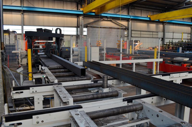 Rollenbahen bringen das zu sägende Langgut an die Kastomiwin, die übrigens auch einseitige Schnitte vornehmen kann. Der Einfachhub des Materialvorschubs beträgt 3000 mm. (Kasto)