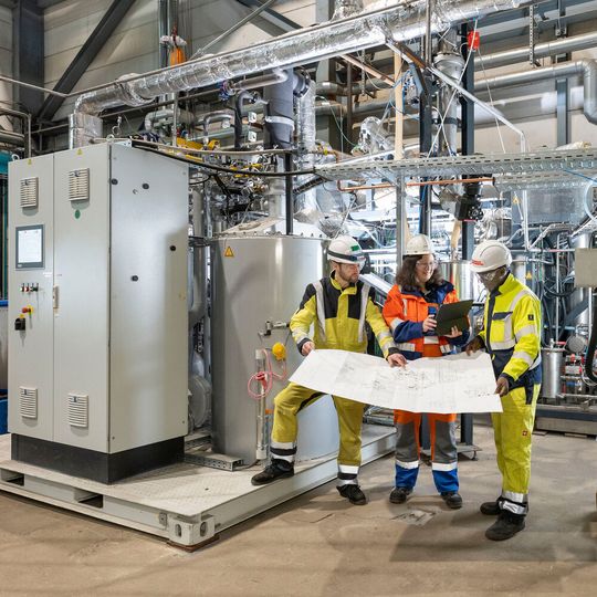 Johannes Neidel (Fraunhofer Umsicht) bei einer Testkaskade der Anlage am RWE Forschungsstandort Niederaußem Johannes Neidel (Fraunhofer Umsicht) bei einer Testkaskade der Anlage am RWE Forschungsstandort Niederaußem