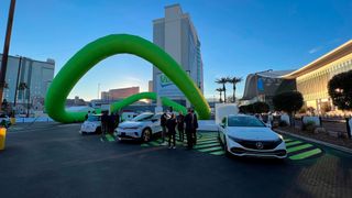 Die CES in Las Vegas ist längst zu einer der wichtigsten Messen für die Autoindustrie geworden. (Bild: Newspress)