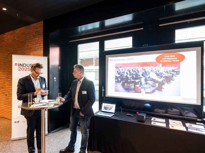 Die Swiss Industry 4.0 Conference bot zahlreiche Möglichkeiten zum Networking und an den Roundtables während der Pause konnte man das Gespräch mit den Experten suchen. (Eduard Meltzer Photography)