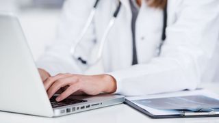 Ärztinnen und Ärzte haben allein im Oktober 10,6 Millionen Dokumente in die elektronische Patientenakte hochgeladen. (Bild: contrastwerkstatt - stock.adobe.com)