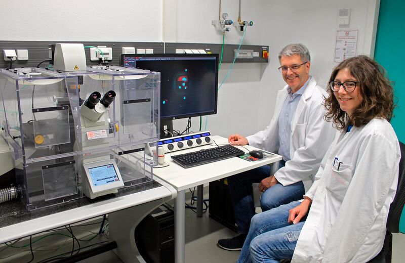 Prof. Dr. Thomas Scheibel und Vanessa Trossmann M.Sc., Doktorandin und wissenschaftliche Mitarbeiterin am Lehrstuhl für Biomaterialien, in einem Labor zur mikroskopischen Untersuchung von Zellstrukturen.