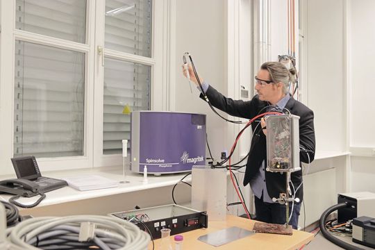 „Um funktionelle Materialien und Ersatzwerkstoffe effizient zu designen, gibt es keine bessere Inspiration als die Natur, liefert sie doch die evolutionäre erprobten Konzepte“, sagt Dennis Kurzbach vom Institut für Biologische Chemie. „Um funktionelle Materialien und Ersatzwerkstoffe effizient zu designen, gibt es keine bessere Inspiration als die Natur, liefert sie doch die evolutionäre erprobten Konzepte“, sagt Dennis Kurzbach vom Institut für Biologische Chemie.