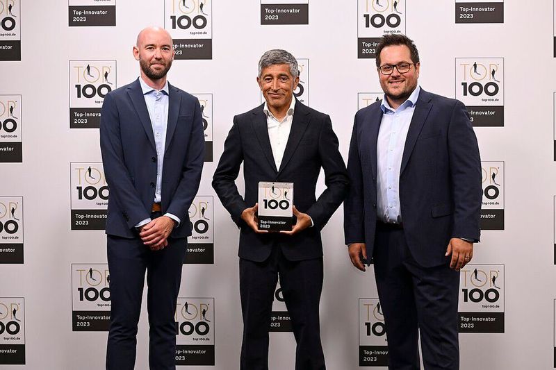 Fsk Industries hat es sich zur Aufgabe gemacht, smarte Software- und Hardwarelösungen für Cobots zu entwickeln. Das Besondere: auch Kunden ohne Programmierkenntnisse sollen damit ihre Produktionsanlagen automatisieren können. Fsk Industries hat sich dabei auf Cobots spezialisiert und arbeitet mit Universal Robots zusammen. Von links: Christian Sühwold (CEO), Nils Kühle (Geschäftsführer). (Bild: KD Busch/compamedia)