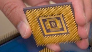 Ein sogenannter Memristor steht im Fokus der Forschung am Leibniz-Institut für Photonische Technologien. Dort arbeiten Wissenschaftler an der Entwicklung neuromorpher Chips, die das Potenzial haben, die Computertechnologie voranzubringen und der Industrie zahlreiche Vorteile zu bieten. (Bild: University of Michigan)