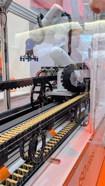 Igus hat eine Lösung entwickelt, mit der E-Ketten bei langen Verfahrwegen nicht durchhängen. So entsteht kein unnötiger Abrieb - ideal für Reinraumanwendungen. (Bild: Sandra Häuslein/VCG)