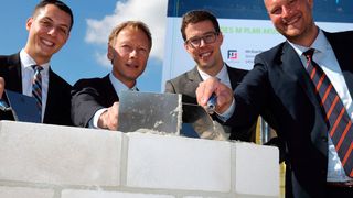 Bernd Gilgen (2.v.l.), Geschäftsführer der M Plan, legte gestern den Grundstein für das neue Akustikzentrum. (Foto: M Plan)
