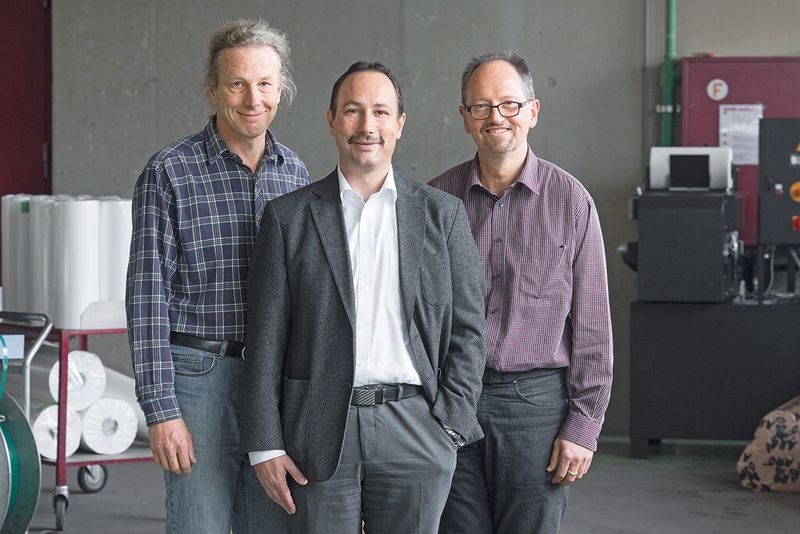 André Wilhelm, System Engineer bei ARO Technologies, Markus Umiker, Verkaufsingenieur OEM/Industry Schneider Electric, und Fritz Marti, Geschäftsführer der ARO Technologies AG (von links). (Bild: Schneider Electric)