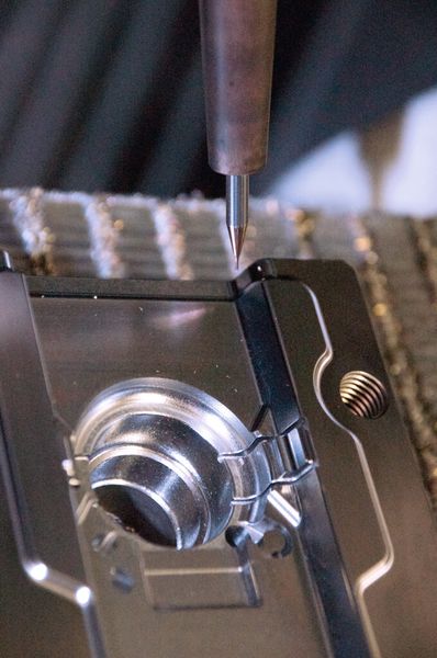 Perfekte Oberflächen mit dem EPDBE-2015-4-ATH (Ø 1,5) bis in die kleinste Kontur hinein: Werkstück während und nach der Bearbeitung auf der Mikron HSM 600U LP. (Bild: Hitachi)