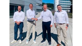 Andreas Lindemann, Geschäftsführer der Neura Mobile Robots (zweiter von rechts), schließt die Übernahme ab. Er und sein Managementteam haben umfassende Pläne für das fahrerlose Transportsystem von Bosch Rexroth. (Bild: Neura Robotics)