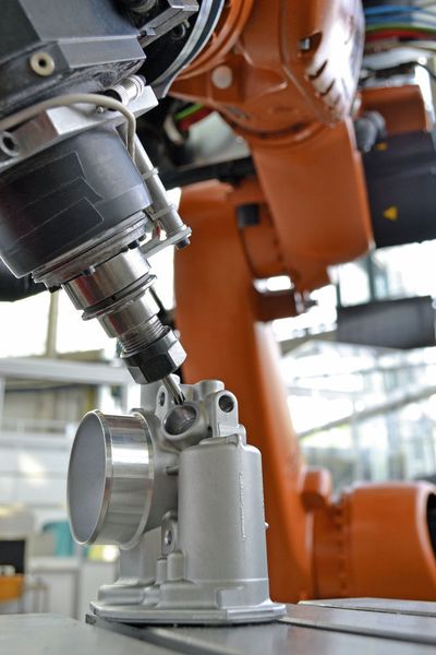 Kantenbearbeitung – der Industrieroboter bearbeitet auch schwer erreichbare Konturen prozesssicher. (Fraunhofer-IPK)
