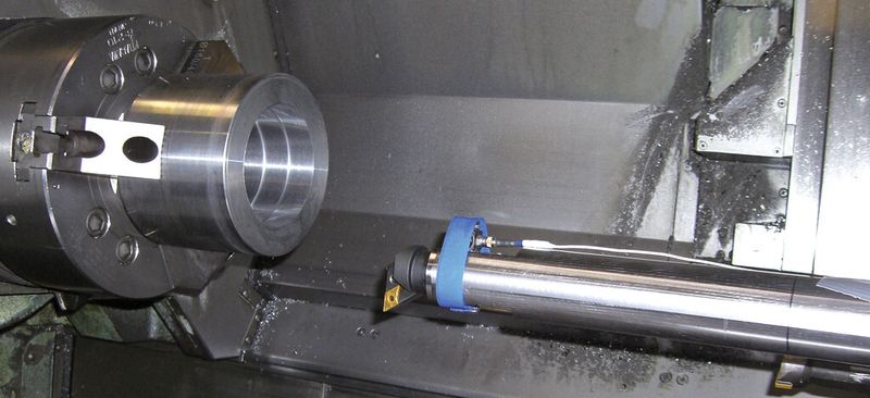 Bild 1: Bei der gedämpften Bohrstange misst der während der Erprobung angebrachte Beschleunigungssensor die im Prozess auftretenden Schwingungen. (Bild: IfW)