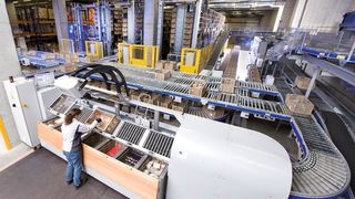 Beim Pick-to-Tote-Kommissionierarbeitsplatz von SSI Schäfer (Ware-zum-Mann-Prinzip) reduziert der durchdachte Greifablauf "von oben nach unten" die Arbeitsbelastung.  (Bild: SSI Schäfer)