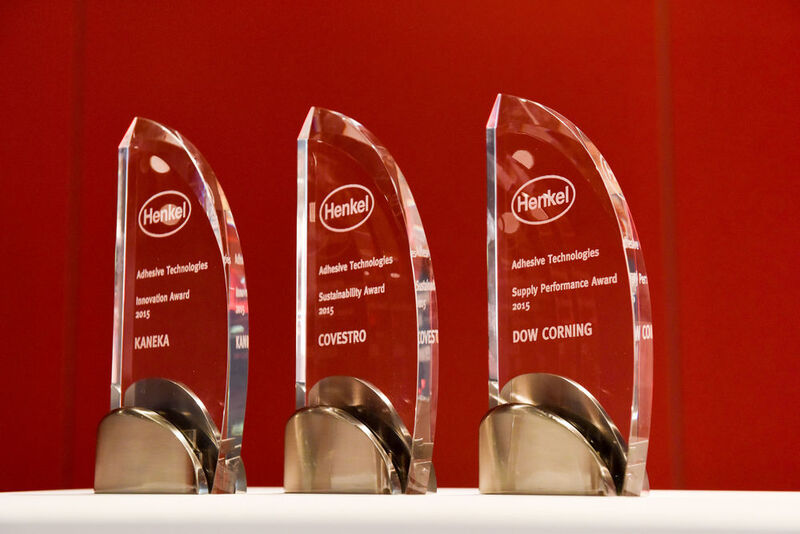 Mit seinen Supplier Awards für allgemeine Lieferantenleistung, Innovation und Nachhaltigkeit würdigt Henkel Adhesive Technologies einmal jährlich die hervorragende Partnerschaft mit strategischen Lieferanten. (Bild: Henkel)