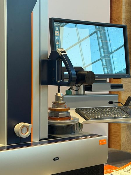 Auch das Werkzeugvoreinstellgerät ist vernetzt und arbeitet digital, sodass die Einrichtung auch ohne Fachpersonal möglich ist. (Bild: Stefanie Michel)