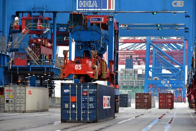 Der Seegüterumschlag in Hamburg zeigt sich für das Jahr 2017 mit 136,5 Millionen Tonnen auf hohem Niveau stabil. Einen leichten Rückgang gab es beim Umschlag von containerisiertem Stückgut. Hier wurden 8,8 Millionen TEU umgeschlagen. (HHM / Dietmar Hasenpusch)