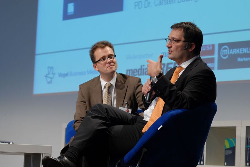 Dr. Carsten Baumgarth (r.), Associate Professor an der Marmara Universität in Istanbul, betonte die Wichtigkeit der Marktforschungt: „B2B-Unternehmen sind Anfänger im Marketing. Sie lernen nur durch Feedback.“ Er äußerte sich in einer Talkrunde mit Moderator Karsten Kilian von der Universität St. Gallen. (Archiv: Vogel Business Media)