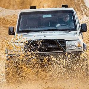Toyotas Land Cruiser gilt als klassischer Vertreter der Wärmekraftmaschinen-Fraktion. Die schwäbische Firma Huber Automotive baut das Allrad-Urgestein nun auf Wunsch zum modernen, emissionsfreien Stromer um. (Bild:  Huber Automotive)